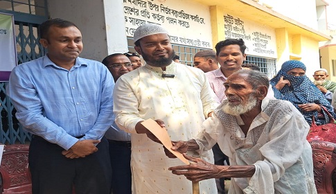 ঈদ উপলক্ষে প্রধানমন্ত্রীর নগদ অর্থ বিতরণ করলেন এমপি আতাউর রহমান বাচ্চু