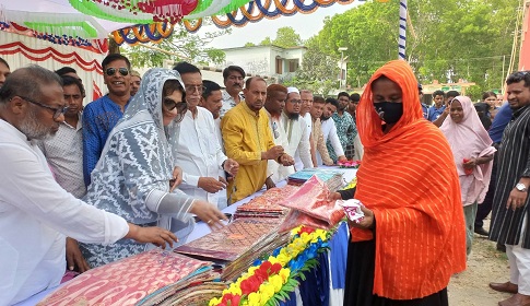 সালথায় অসহায় মানুষের মাঝে পররাষ্ট্র প্রতিমন্ত্রীর ঈদ উপহার বিতরণ 