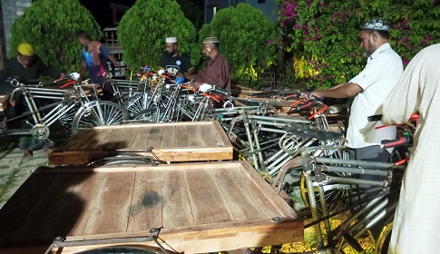 গোপালগঞ্জে ৭৮টি অসহায় পরিবার পেল ভ্যান ও সেলাই মেশিন 