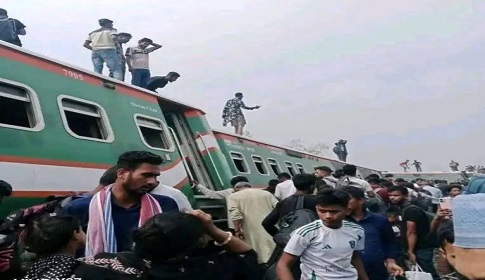 বগুড়ায় লাইনচ্যুত নীলসাগর ট্রেনের ৭ বগি, আহত অর্ধশতাধিক