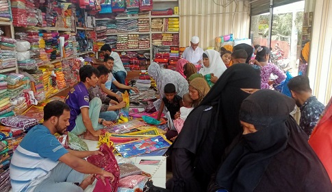 মহম্মদপুরে জমজমাট ঈদ বাজার, প্রিয়জনের পোশাক কিনতে ক্রেতাদের ব্যস্ততা