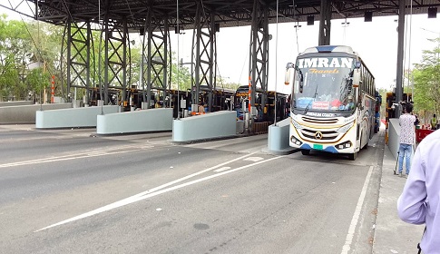 পদ্মা সেতুতে টোল দিয়ে নির্বিঘ্নে গন্তব্যে ছুটছে যানবাহন