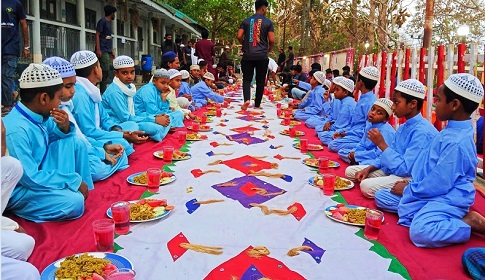 কাপ্তাইয়ে সুবিধাবঞ্চিত ও এতিম শিশুদের মুখে হাসি ফোটালো ব্যতিক্রমী ইফতার মাহফিল