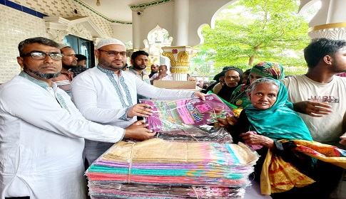সালথায় ছোবহান মাতুব্বর ফাউন্ডেশনের উদ্যোগে ঈদ উপহার বিতরণ