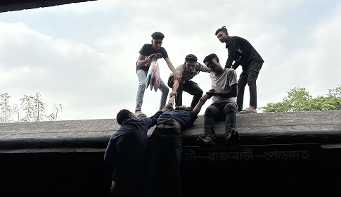 রেলব্রিজের ধাক্কায় ট্রেনের ছাদে থাকা অজ্ঞাত যুবকের মৃত্যু