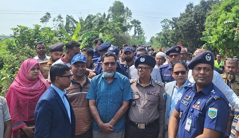 সান্তাহারে নীলসাগর ট্রেন দুর্ঘটনাস্থল পরিদর্শনে বিভাগীয় কমিশনার ও জেলা প্রশাসক