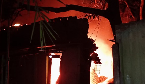কাপ্তাইয়ে কলাবাগান এলাকায় ভয়াবহ অগ্নিকাণ্ড, দুই পরিবার সর্বস্বান্ত