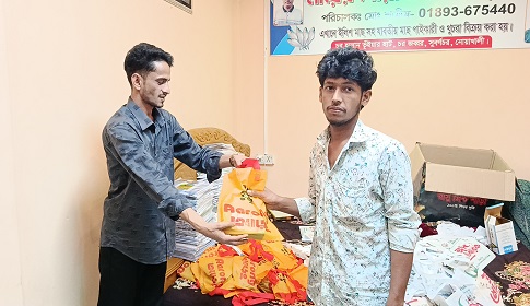 চরজব্বরে চালক ভাইদের পাশে দাঁড়ালেন মেম্বার পদপ্রার্থী শামীম