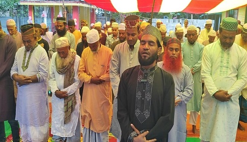 বৃষ্টি উপেক্ষা করে গৌরীপুরে ঈদুল ফিতর উদযাপিত