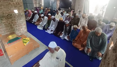 সৌদির সাথে মিল রেখে সাতক্ষীরায় ঈদ উদযাপন