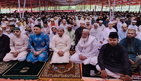 ভারী বর্ষণে টুঙ্গিপাড়ায় মসজিদে নামাজ আদায়