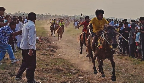 নড়াইলে ঘোড়দৌড় প্রতিযোগিতায় হাজারো মানুষের ঢল