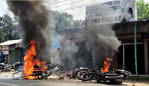 ঈশ্বরদীতে দুই গ্রুপের রক্তক্ষয়ী সংঘর্ষে আহত ৩০