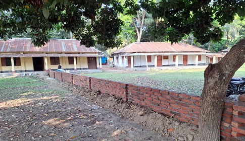 স্কুলের জমি দখল করে প্রাচীর নির্মাণ