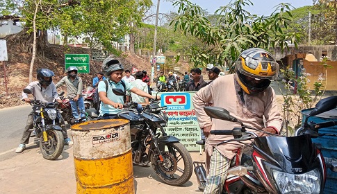 কাপ্তাইয়ে জ্বালানি তেলের তীব্র সংকট, পাম্পে মোটরসাইকেলের দীর্ঘ সারি নিয়ন্ত্রণে পুলিশ