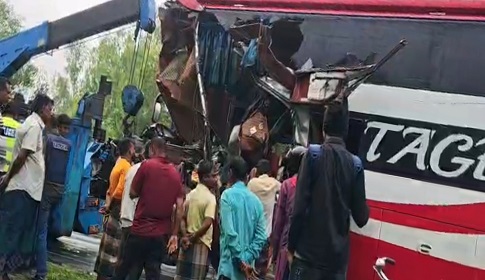 দিনাজপুরে বাস-ট্রাকের মুখোমুখি সংঘর্ষে নিহত ২ 