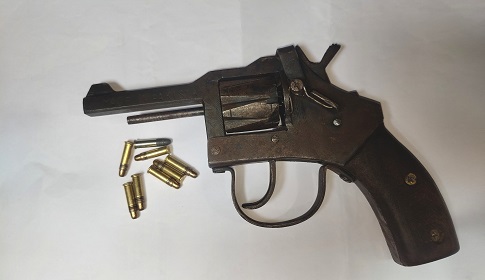 ঈশ্বরদীতে অস্ত্র ও গুলিসহ যুবক গ্রেপ্তার