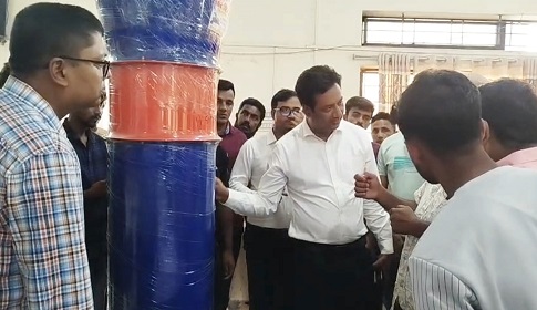 সালথায় কৃষকদের মাঝে পেঁয়াজ সংরক্ষণের মেশিন বিতরণ