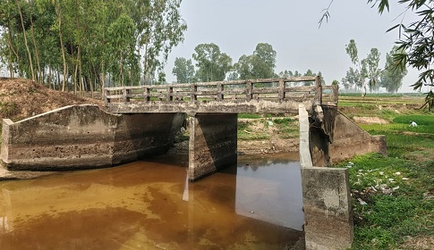 একটি সেতুর কারণে ৯ বছরের দুর্ভোগে ১০ গ্রামের মানুষ 