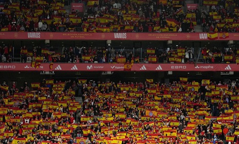 গ্যালারিতে মুসলিম-বিদ্বেষী স্লোগান, সমর্থকদের ওপর ক্ষুব্ধ স্প্যানিশ কোচ