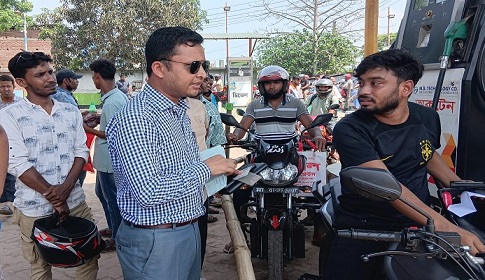 মোটরসাইকেলের বৈধ কাগজ না থাকায় মিলছে না জ্বালানি তেল, ১২ জনের জরিমানা 