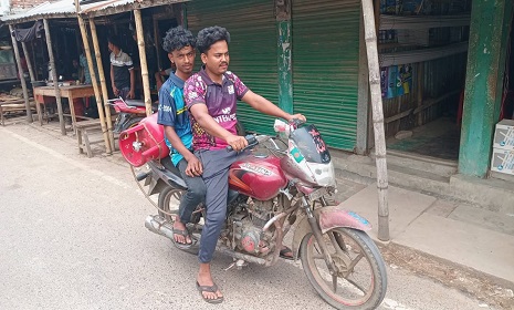 লোহাগড়ায় রান্নার গ্যাস সিলিন্ডার দিয়ে মোটরসাইকেল চালাচ্ছেন দুই ভাই, নিরাপত্তা নিয়ে ঝুঁকি 