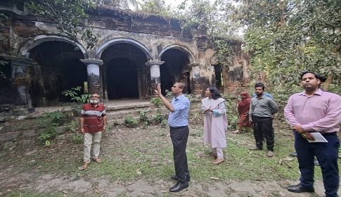 প্রখ্যাত ঔপন্যাসিক ডা: নীহারঞ্জন ও গৌরী সেনের বাড়ি পরিদর্শন করলেন নড়াইলের জেলা প্রশাসক 