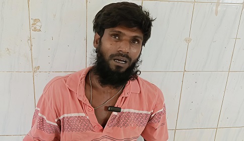 চাটমোহরে গাঁজা সেবনে বাধা দেওয়ায় যুবককে কুপিয়ে জখম