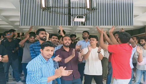 প্রক্টরের পদত্যাগের দাবিতে মাভাবিপ্রবি'র প্রশাসনিক ভবনে তালা, ভিসি অবরুদ্ধ