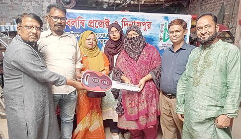 দিনাজপুরে প্রয়াত বন্ধুর পরিবারকে অটোরিকশা দিলো ‘সারা বাংলা ৮৮’ 