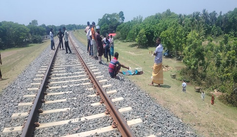 নাতিকে স্কুলে দিয়ে ফেরার পথে ট্রেনে কাটা পড়ে নানার মৃত্যু