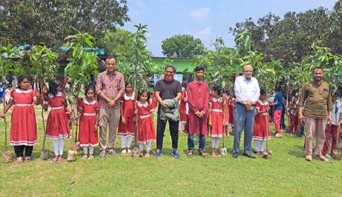 শিশু শিক্ষার্থীদের মাঝে গাছের চারা বিতরণ