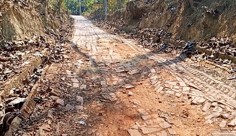 কাপ্তাইয়ের বেহাল ব্যাঙছড়ি সড়কের কার্পেটিং না হওয়ায় বিপাকে ৫ হাজার পরিবার