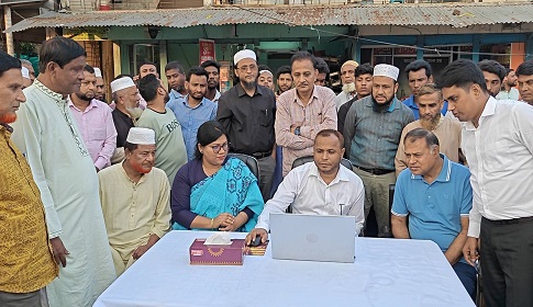 ফুলপুরে সিসি ক্যামেরা উদ্বোধন করলেন জেলা প্রশাসক 