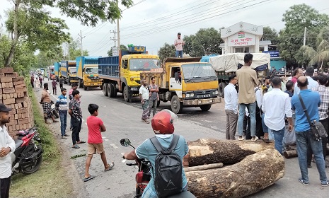 জ্বালানী তেল না পেয়ে  ঢাকা-খুলনা মহাসড়ক অবরোধ