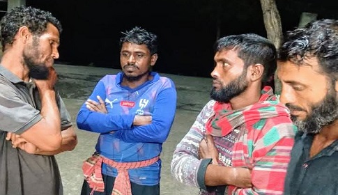 ঝড়ে সুন্দরবনের রায়মঙ্গল নদীতে নৌকা ডুবি: ৪ মৌয়াল উদ্ধার, নিখোঁজ ৪