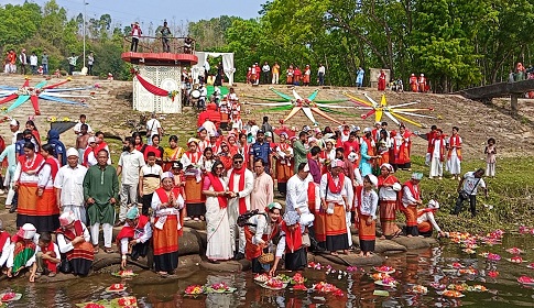 কাপ্তাইয়ের জলে ভাসলো ফুল, পাহাড় মাতলো তঞ্চঙ্গ্যাদের ‘বিষু’ উৎসবে