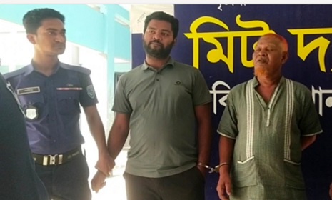 দিনাজপুরে পুলিশের সামনে আসামি ভেঙ্গে ফেললো সাংবাদিকের মোবাইল ফোন!