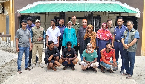 সুন্দরবনে ঝড়ের কবলে পড়ে ভারতে ঢুকে পড়া ৪ মৌয়ালকে স্বজনদের কাছে হস্তান্তর