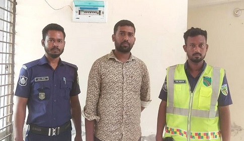পুলিশ পরিচয় দিয়ে আটক পিকআপ চালক