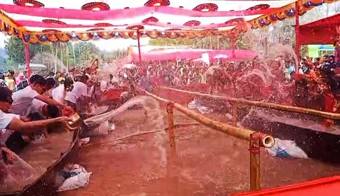 চিৎমরমে জলকেলি উৎসবে মেতেছেন তরুণ-তরুণীরা