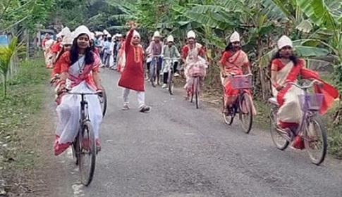 সাইকেল চালিয়ে শিক্ষার্থীদের বৈশাখী শোভাযাত্রা, গ্রামবাসীকে শুভেচ্ছা 