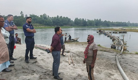 দিনাজপুরে অবৈধ বালু উত্তোলনের অভিযোগে বিএনপি নেতার ড্রেজার মেশিন জব্দ