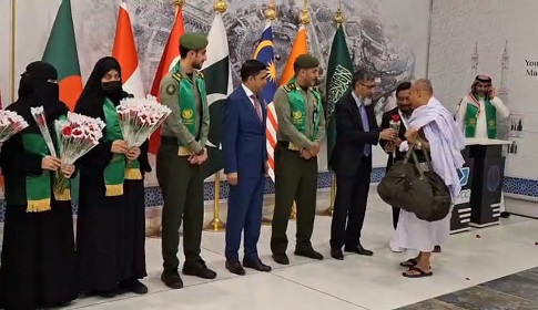 ৪১৮ হজযাত্রী নিয়ে জেদ্দায় বাংলাদেশের প্রথম ফ্লাইট 