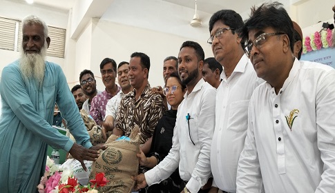 বগুড়ায় প্রান্তিক কৃষকদের সহায়তায় কৃষি প্রণোদনা, পেলেন ১৪২৪ জন