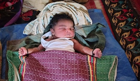 রাজস্থলীতে শ্মশানের পাশে মিলল নবজাতক শিশু, আগলে রেখেছেন পথচারী