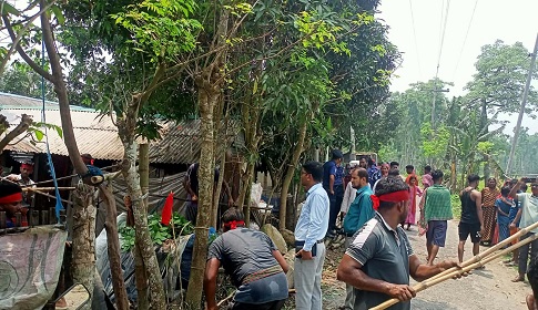 প্রশাসনকে ব্যবহার করে নিজের জমির শ্রীবৃদ্ধির জন্য দুই ভূমিহীন পরিবারকে উচ্ছেদ