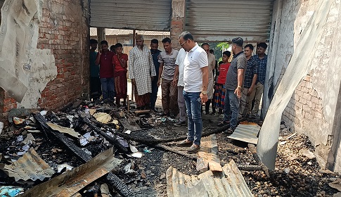 সুবর্ণচরে আগুনে ৪ দোকান পুড়ে ছাই