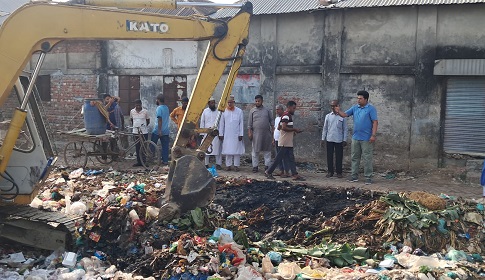 নড়াইলের লোহাগড়া বাজারের দুর্গন্ধযুক্ত ময়লার স্তূপ অপসারণ কাজের উদ্বোধন 