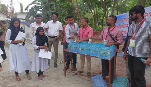 মহম্মদপুরে তীব্র গরমে পরীক্ষার্থীদের মাঝে পানি বিতরণ 